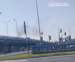 Dym nad centrum handlowym w Warszawie