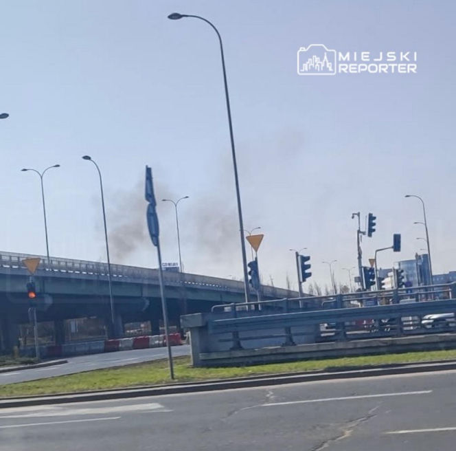 Dym nad centrum handlowym w Warszawie