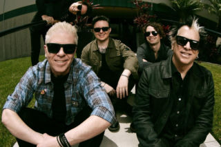 The Offspring zagrali koncert-niespodziankę przed TAURON Areną w Krakowie! Zobacz nagrania, które podbijają sieć! 