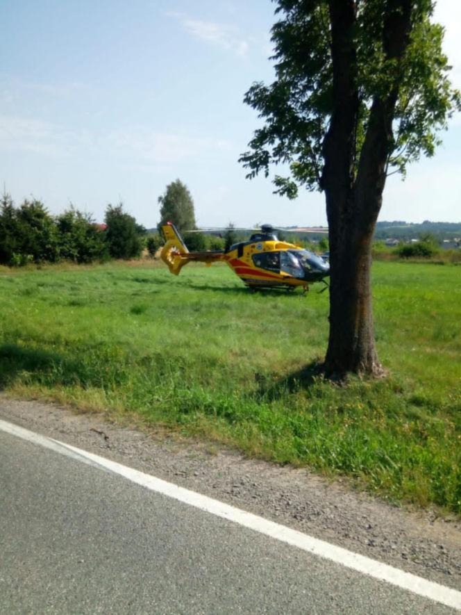 Tragiczny wypadek na DK74 w Łagowie. Nie żyje jedna osoba, droga jest całkowicie zablokowana