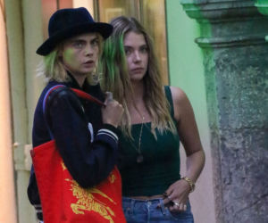 Cara Delevingne i Ashley Benson w Saint-Tropez