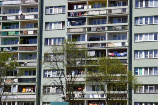 SZOK w Toruniu. Czterolatek wypadł z 11. piętra! Przeżył i walczy o życie