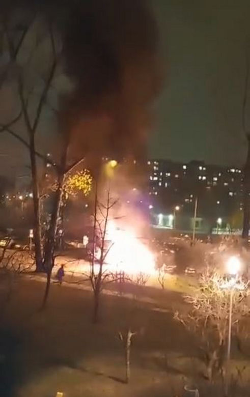 Ogromny pożar na Bródnie, samochód płonął jak pochodnia