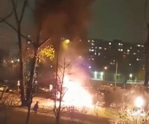 Ogromny pożar na Bródnie, samochód płonął jak pochodnia
