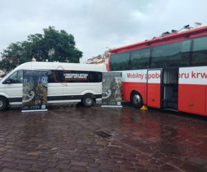 Podkarpaccy terytorialsi oddają krew na rzeszowskim Rynku. Stanął tam krwiobus