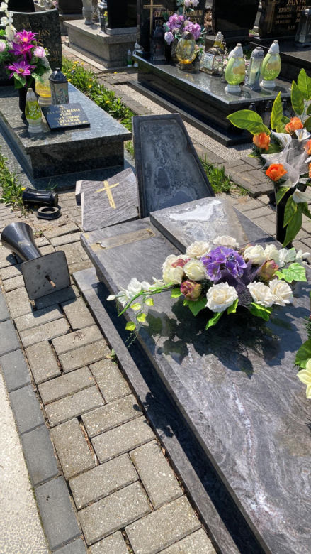 Szok! Kilkadziesiąt zdewastowanych nagrobków na cmentarzu w Piekarach Śląskich 