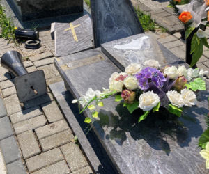 Szok! Kilkadziesiąt zdewastowanych nagrobków na cmentarzu w Piekarach Śląskich 
