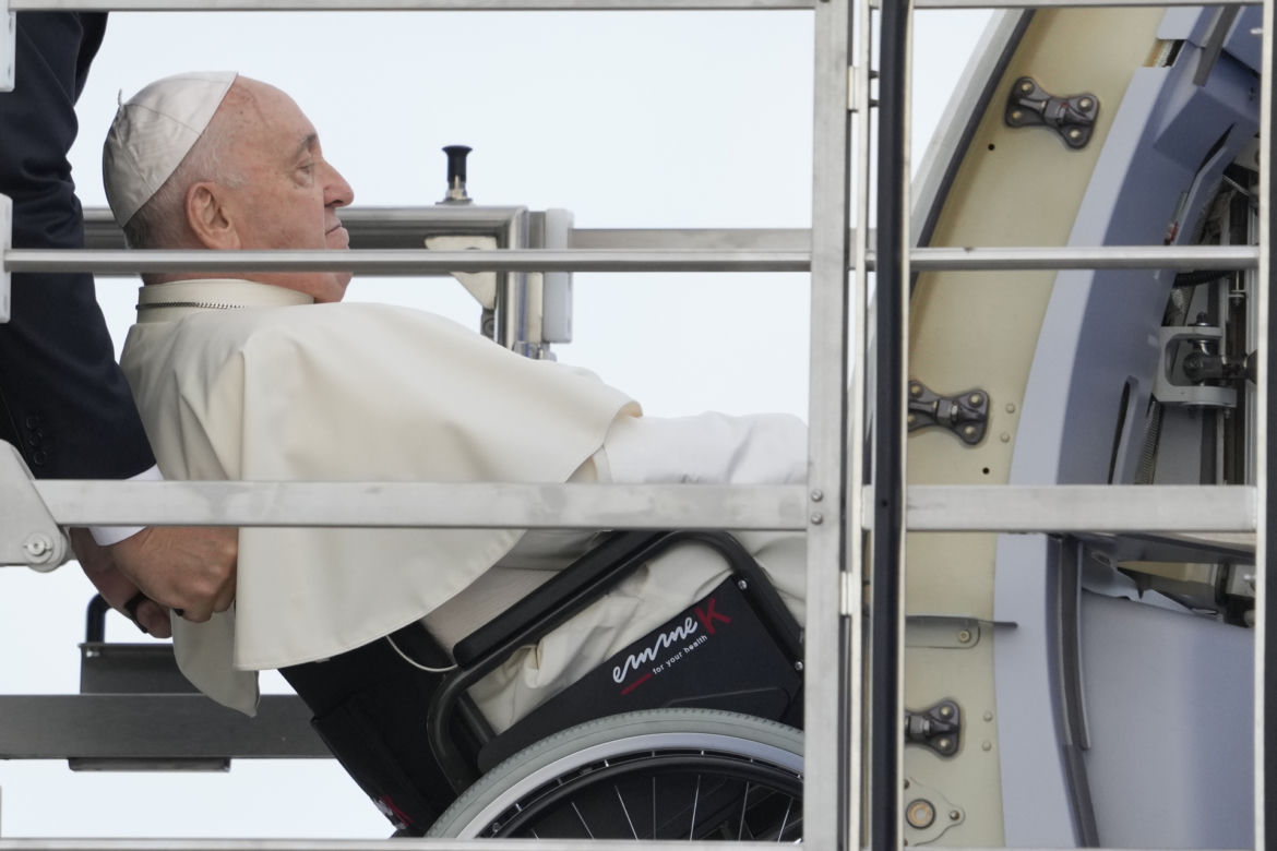Papież na wózku inwalidzkim! Niepokojący stan zdrowia Franciszka