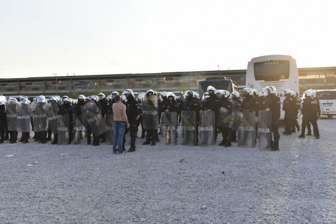  Bitwa kiboli z policją pod Stadionem Narodowym. Pałki, gaz i granaty hukowe. Kilkanaście osób zatrzymanych