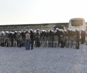  Bitwa kiboli z policją pod Stadionem Narodowym. Pałki, gaz i granaty hukowe. Kilkanaście osób zatrzymanych