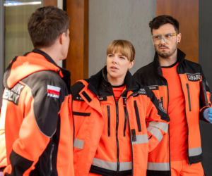 Na sygnale, odc. 917 po wakacjach. Alek (Adam Turczyk), Dobromir Lisicki (Kamil Błoch), Basia (Anna Wysocka-Jaworska)