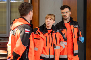 Na sygnale, odc. 917 po wakacjach. Alek (Adam Turczyk), Dobromir Lisicki (Kamil Błoch), Basia (Anna Wysocka-Jaworska)