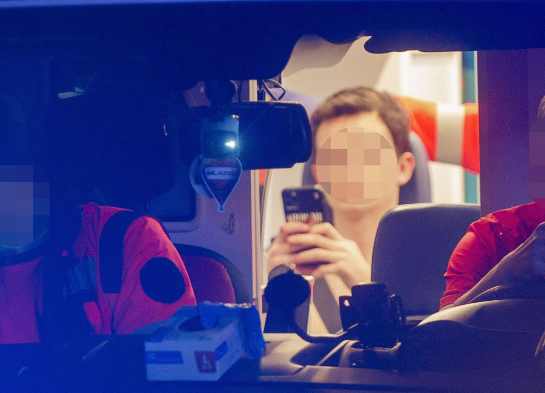 Z wściekłości rozbił swojego mercedesa o drzewo. Potem bawił się telefonem