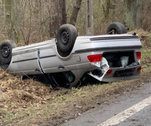 Policyjny pościg za BMW w Wesołej. Auto dachowało