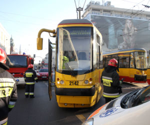 Warszawa zablokowana! Czołowe zderzenie tramwajów na skrzyżowaniu Solidarności i Jana Pawła przy kinie Femina
