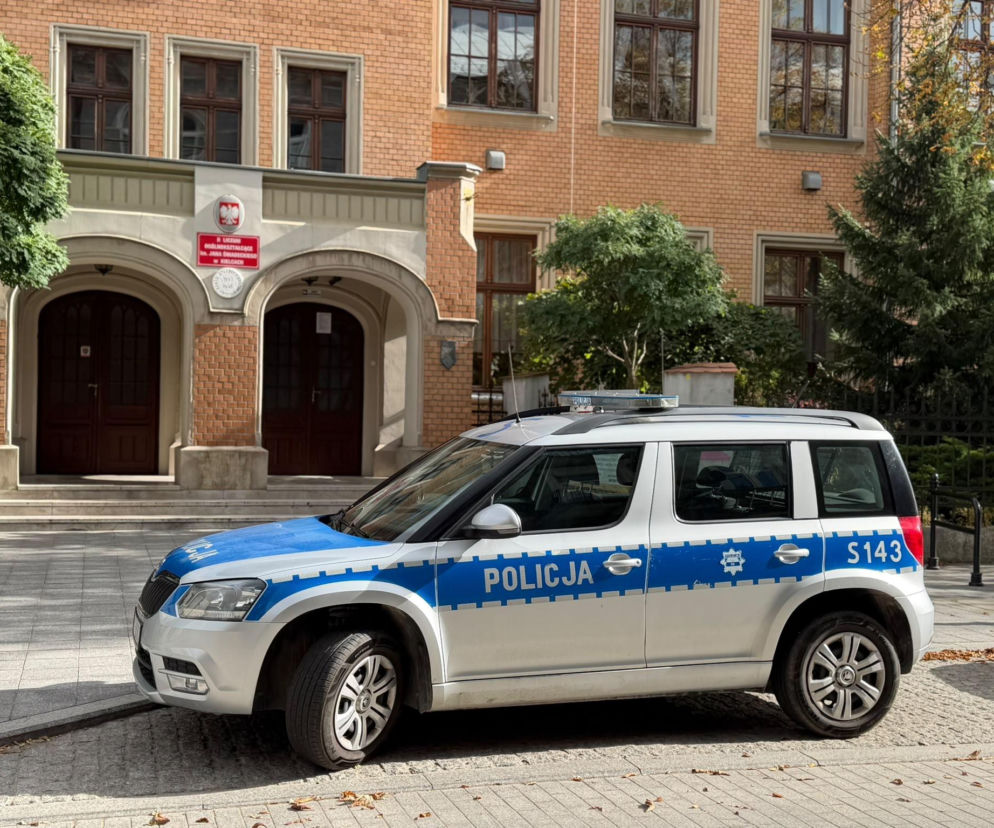Radiowóz policyjny zaparkowany przed wejściem do kieleckiego liceum. O interwencjach w szkołach przeczytasz na Eska Kielce.