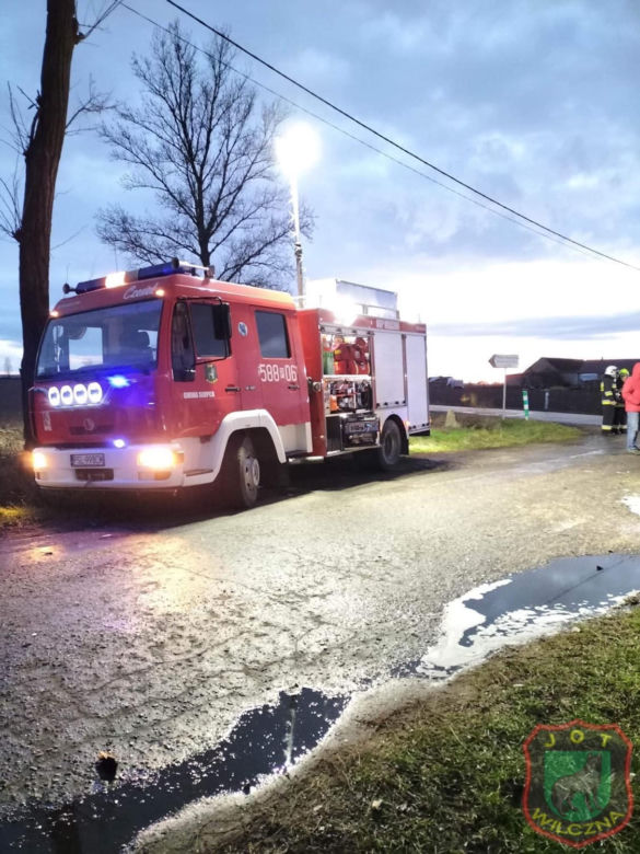 Wielkopolskie. Kobieta i mężczyzna uwięzieni w płomieniach! Uratował ich przejeźdzający obok strażak [ZDJĘCIA]