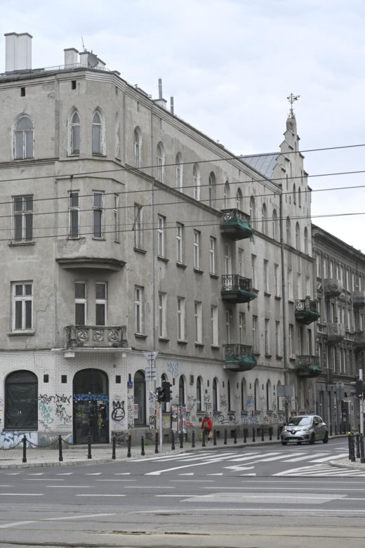 „To co robi miasto, to skandal”. Warszawa sprzedaje zabytkową kamienicę w centrum za grube miliony