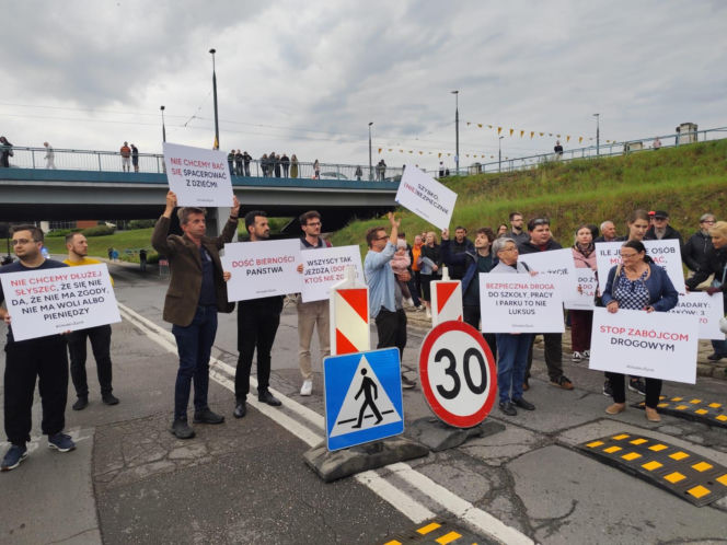 "Cichy marsz" w Krakowie po tragicznym wypadku. Zginęło młode małżeństwo
