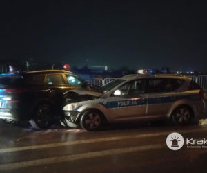 Wypadek w Skawinie. Samochód osobowy zderzył się z radiowozem