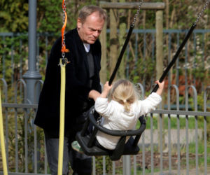 Donald Tusk z wnuczka na placu zabaw
