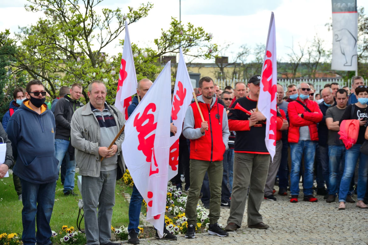 Pikieta w MAN-ie. Związkowa "Solidarność" w MAN BUS nadal protestuje!