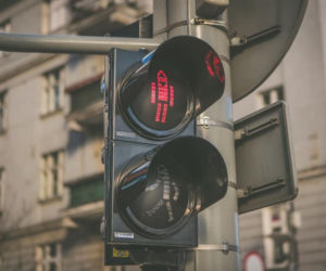 Watcher jako sygnalizator świetlny w centrum Poznania