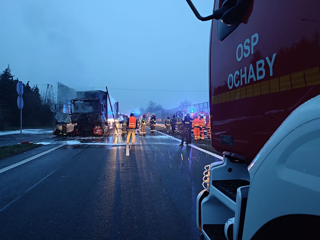 TIR spalił się doszczętnie w Ochabach na trasie DK 81