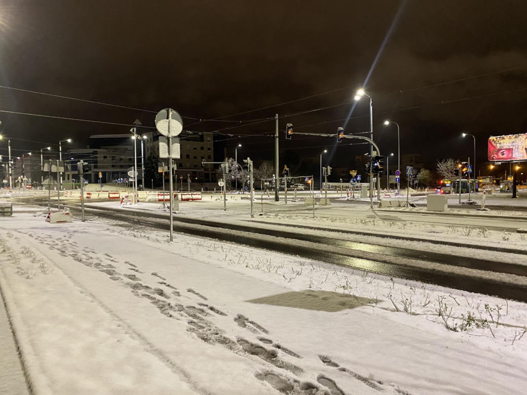 Zima zaatkowała w Olsztynie. Na ulicach zrobiło się biało [ZDJĘCIA]