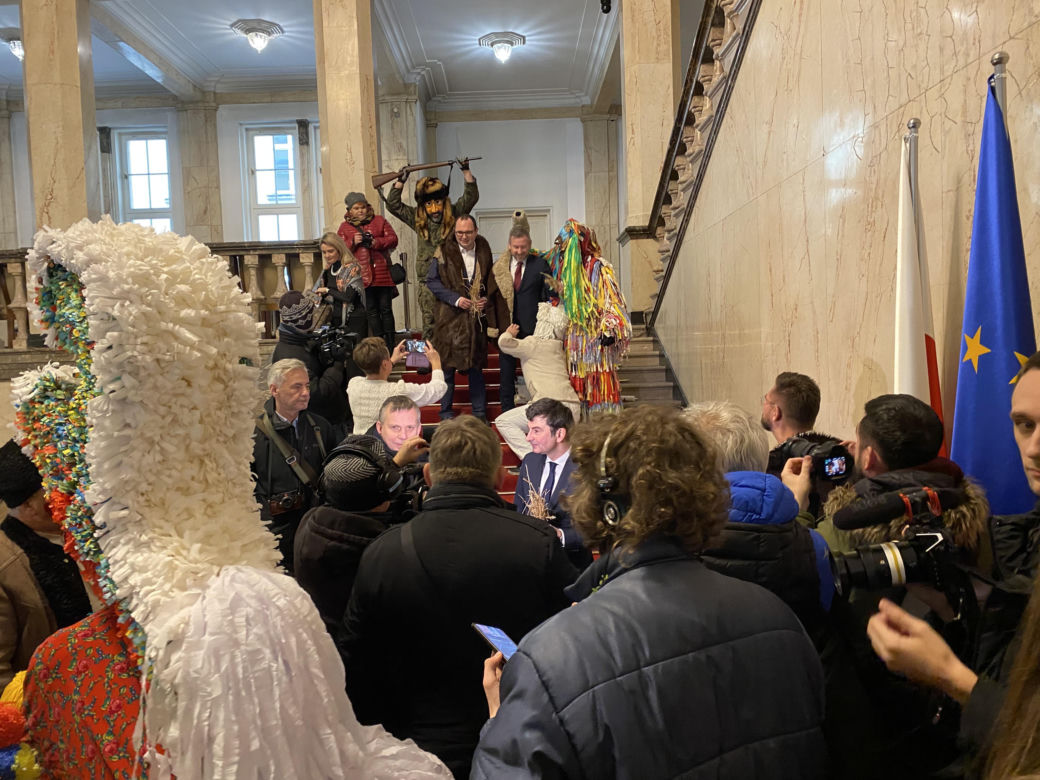 Żywieckie dziady przeszły ulicami Katowic. Kolorowy korowód zrobił furorę wśród mieszkańców