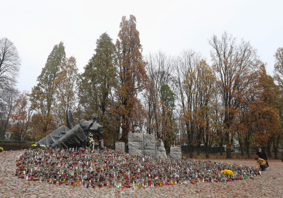Morze zniczy pod pomnikiem "Polegli Niepokonani" na Woli