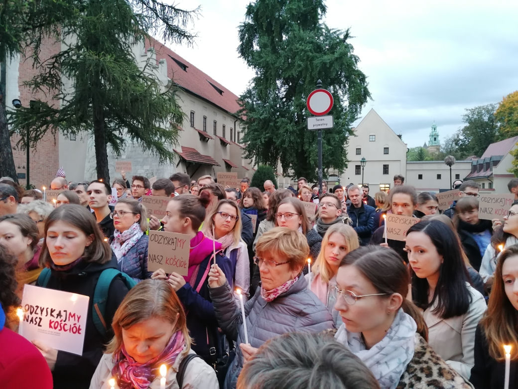 Protest katolików pod krakowską kurią