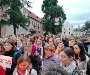 Protest katolików pod krakowską kurią