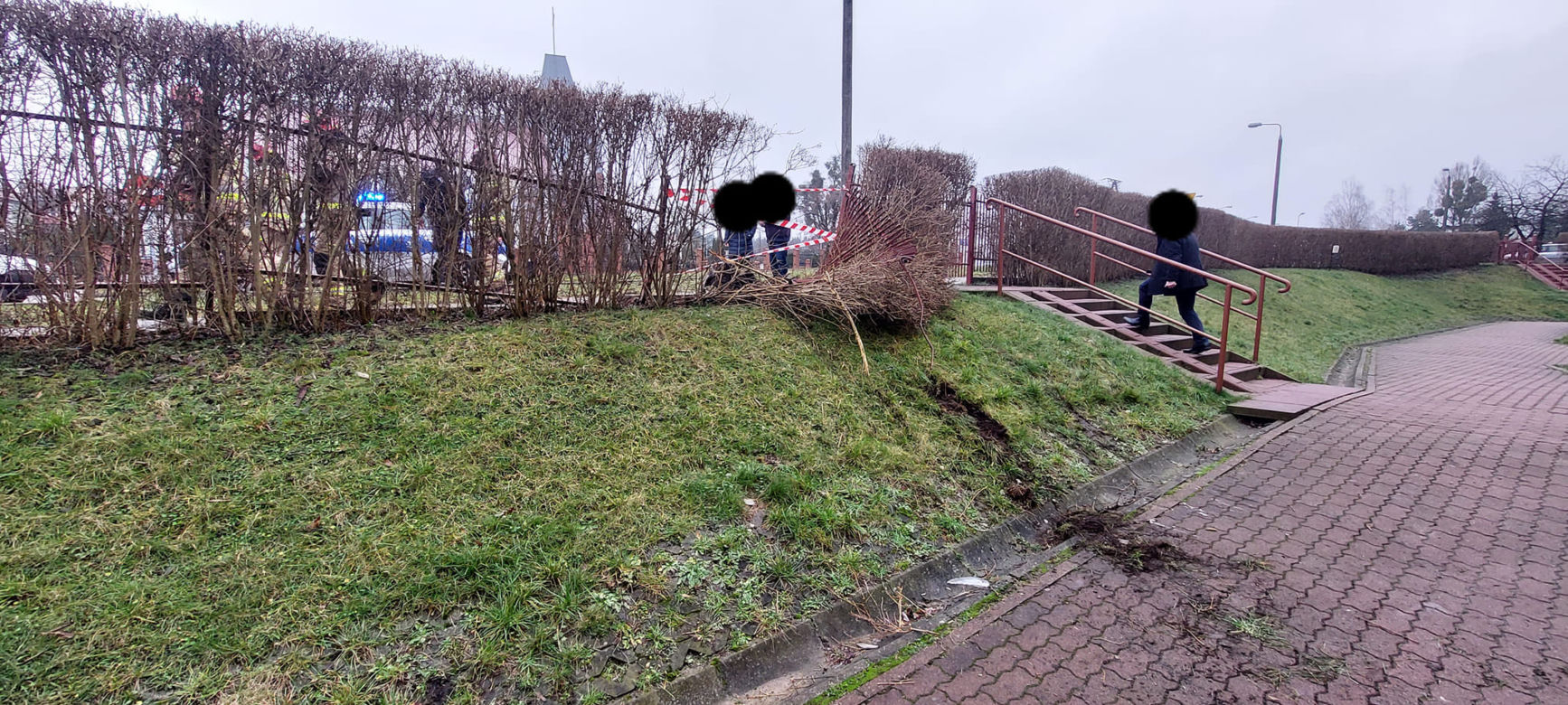 Kierowca wypadł z drogi i uderzył w budynek na Osowej Górze. Trafił do szpitala [ZDJĘCIA]