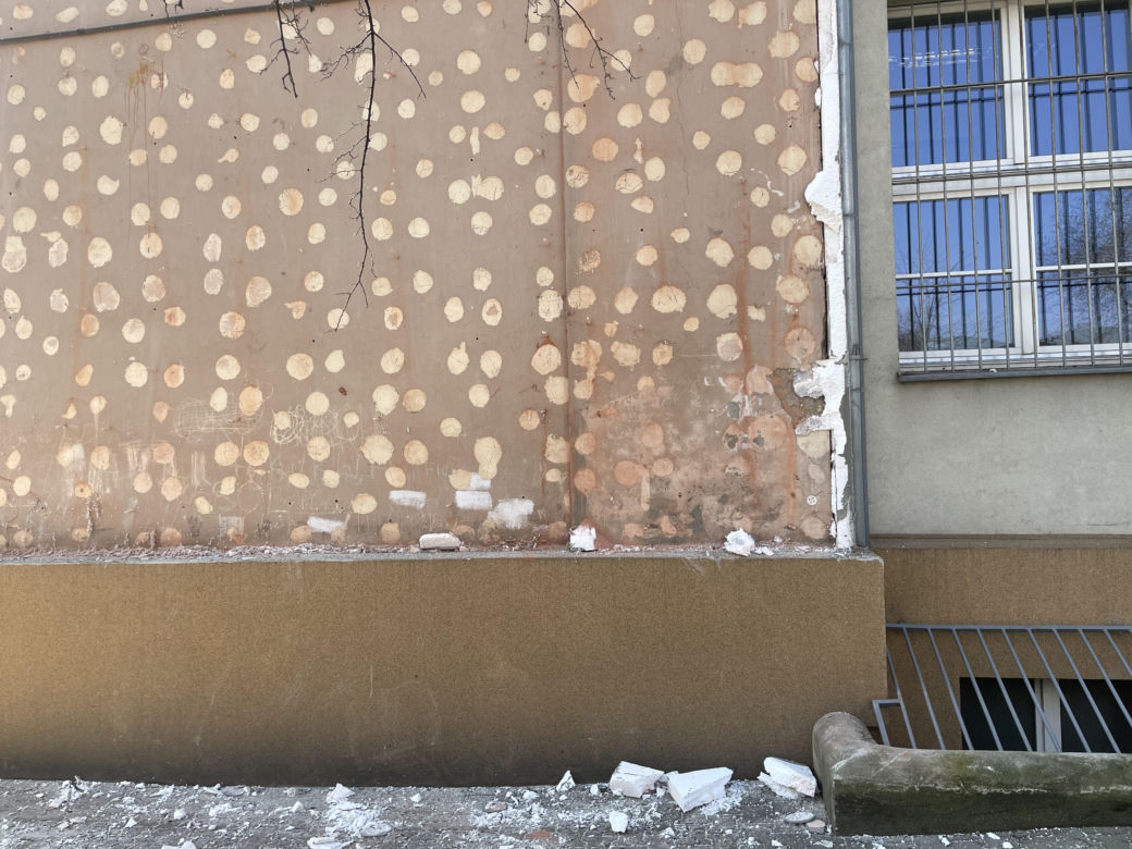 Zerwana elewacja w LXXVI Liceum Ogólnokształcącym w Warszawie