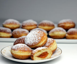 Polacy jedzą pączki na potęgę - co dzieje się z ich nadmiarem? 