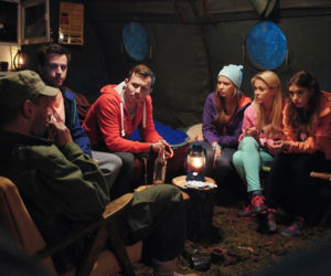 Pierwsza miłość. Jowita (Joanna Opozda), Asia (Paulina Gałązka), Mikser (Błażej Michalski), Radek (Mateusz Banasiuk), Luiza (Klaudia Halejcio)