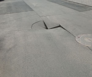 Poznań. Potężna dziura w drodze! Niebezpieczeństwo wisiało w powietrzu 