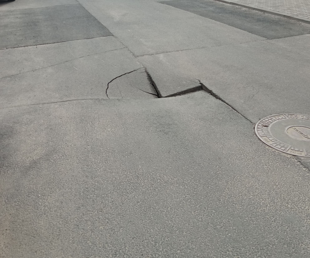 Poznań. Potężna dziura w drodze! Niebezpieczeństwo wisiało w powietrzu 