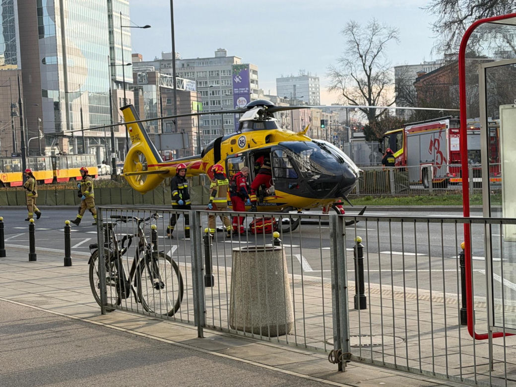 Lądowanie śmigłowca LPR w centrum Warszawy