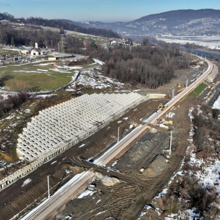 To nie tylko tory,  wiadukty i mosty.  Na linii kolejowej Nowy Sącz – Chabówka rosną też inne konstrukcje 