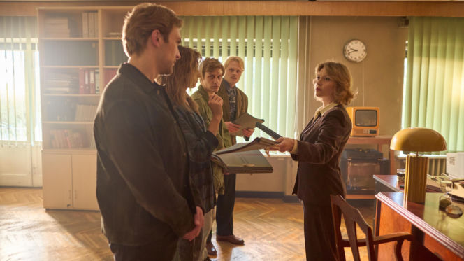 Wojna zastępcza odc. 5. Artur (Mateusz Więcławek), Zuza (Waleria Gorobets), Budyń(Piotr Witkowski) i Gutek (Karol Bernacki)