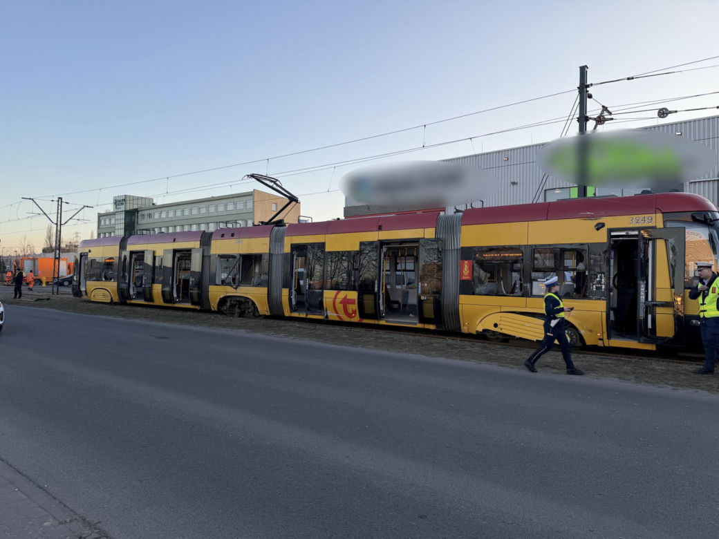 Zderzenie ciężarówki z tramwajem i potrącenie na torowisku; utrudnienia w kursowaniu tramwajów