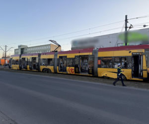 Zderzenie ciężarówki z tramwajem i potrącenie na torowisku; utrudnienia w kursowaniu tramwajów