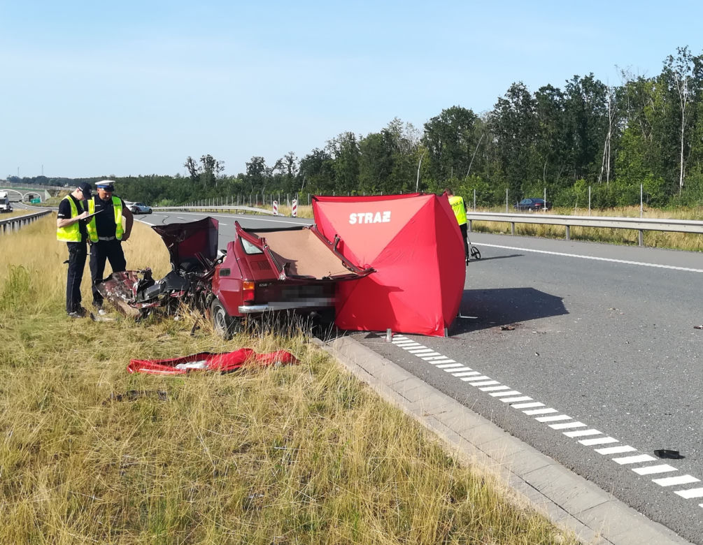 Jazda pod prąd kosztowała go życie! 85-letni kierowca "malucha" nie miał szans [ZDJĘCIA]