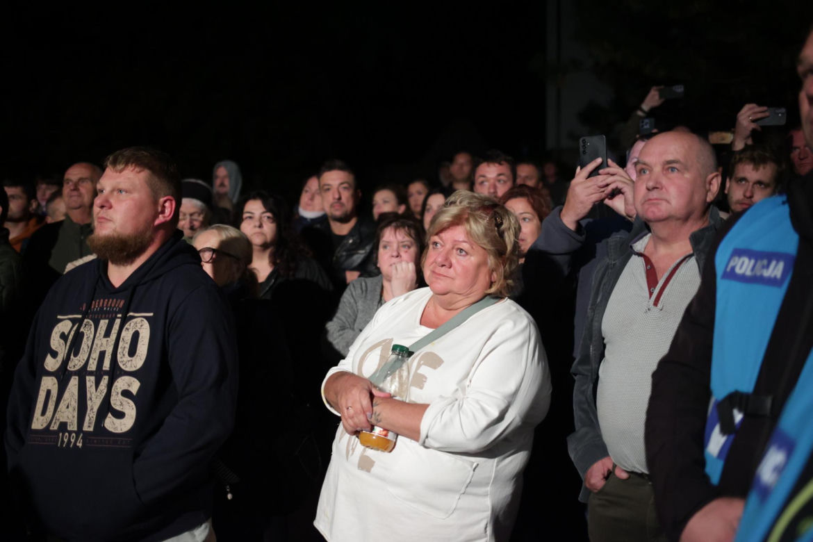 Biskup ewakuowany przez policję. Wierni krzyczeli: "Ty tchórzu!". Nocna awantura w parafii