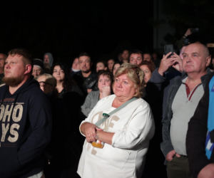 Biskup ewakuowany przez policję. Wierni krzyczeli: Ty tchórzu!. Nocna awantura w parafii