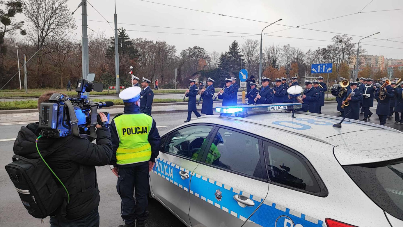  Wrocław. Ostatnie pożegnanie policjantów zastrzelonych na służbie. "Wasz tata jest bohaterem"
