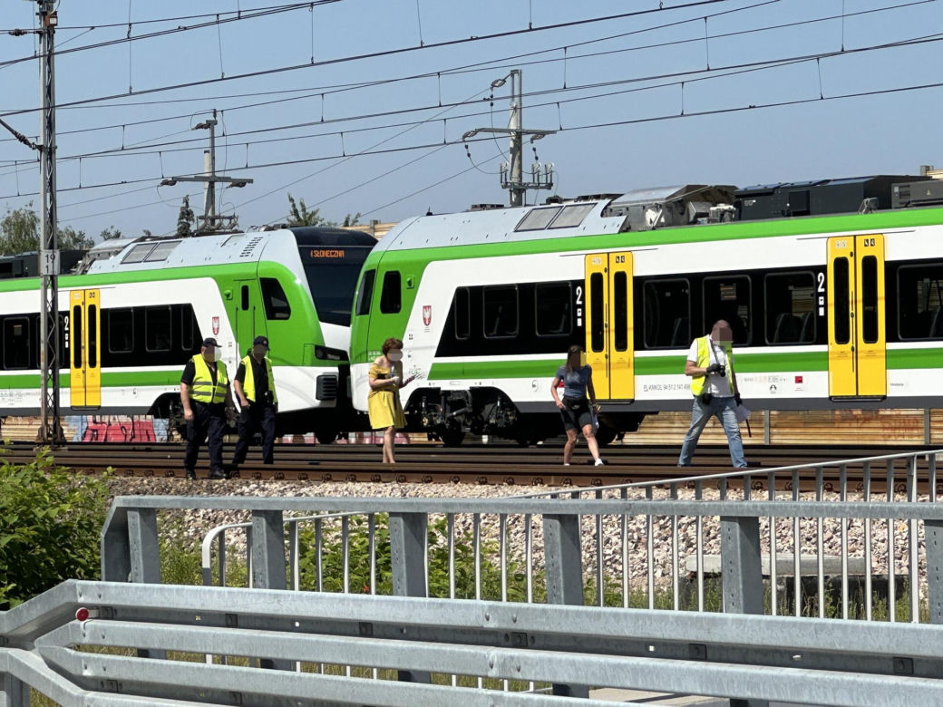 Tragedia w Kobyłce. Pieszy nie żyje, wpadł pod pociąg. 200 osób ewakuowanych	