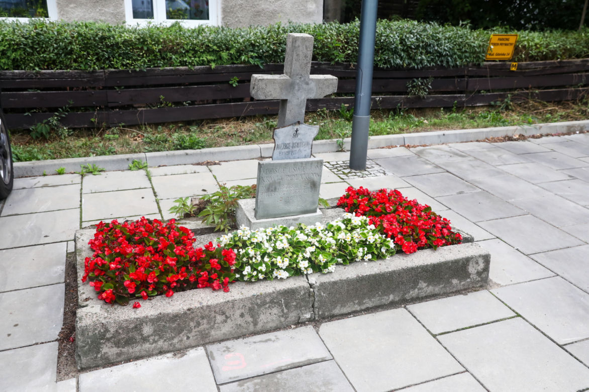 Symboliczny grób przy budynku na ul. Gdańskiej 12